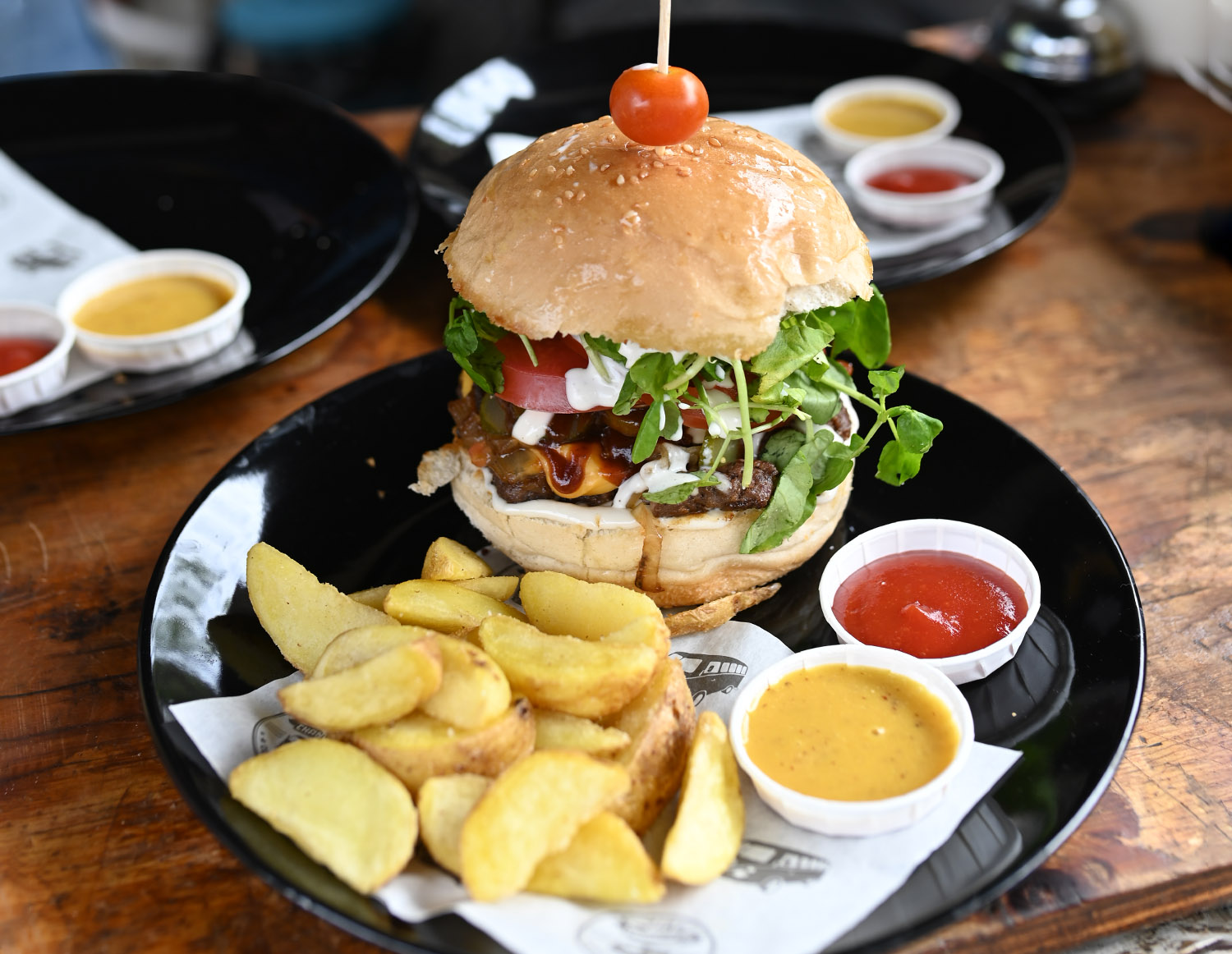 “Combi con hamburguesas artesanales y papas fritas”