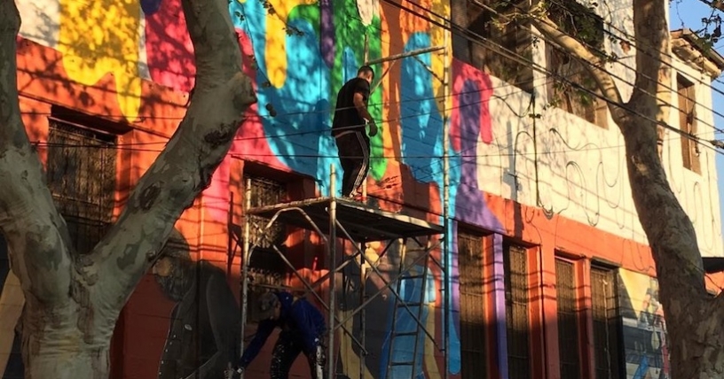 Artista urbano Dasic Fernández prepara mural para la nueva cara del Persa Víctor Manuel